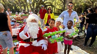 Diario las Américas | Entrega juguetes niños comunidad Florida Cortesía/Nota de prensa