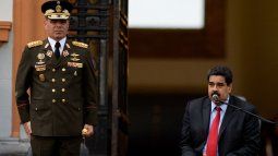 El gobernante venezolano, Nicolás Maduro (derecha), habla junto al ministro de Defensa, Padrino López, durante una ceremonia para conmemorar el 200 aniversario de la muerte del líder militar y revolucionario venezolano Francisco de Miranda, en el Panteón Nacional de Caracas el 14 de julio de 2016.&nbsp;
