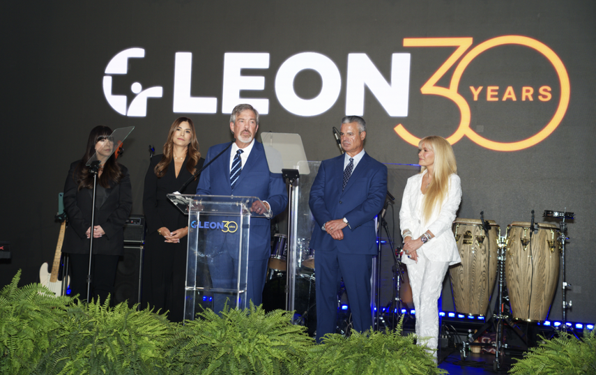 Directivos y miembros de la familia León protagonizaron la fiesta de aniversario.