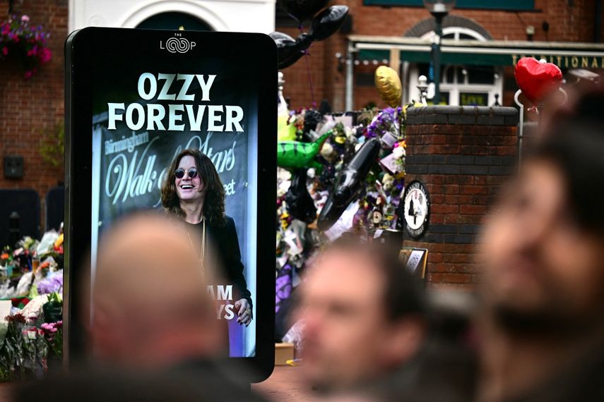 Dolientes y aficionados a la música llenan las calles para rendir homenaje a Ozzy Osbourne