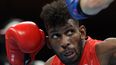 El cubano Andy Cruz (rojo) y el británico Luke McCormack pelean durante la ronda preliminar de boxeo de los octavos de final de sus hombres ligeros (57-63kg) durante los Juegos Olímpicos de Tokio 2020