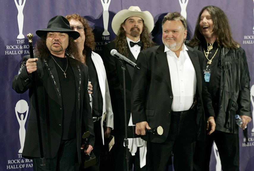 La banda Lynyrd Skynyrd, de izquierda a derecha, el guitarrista Gary Rossington, Billy Powell, Artimus Pyle, Ed King y Bob Burns tras bambalinas tras ser incorporados al Salón de la Fama del Rock and Roll en Nueva York el 13 de marzo de 2006.