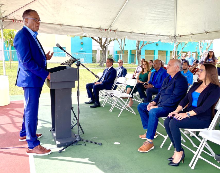 Ed Foster-Simeon, presidente de US Soccer Foundation, habla en el acto inaugural de Hialeah.&nbsp;