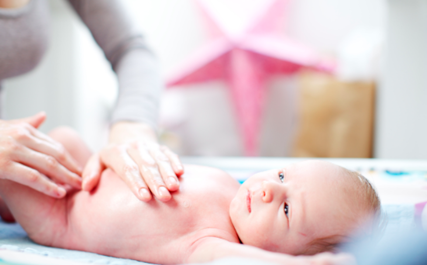 Parte del cuidado de un bebé viene del instinto maternal.