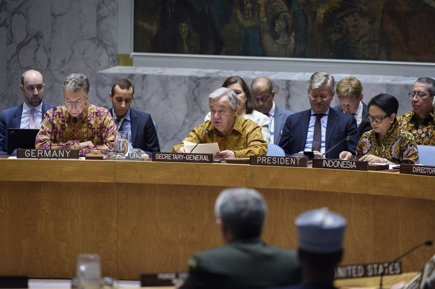 Fotografía cedida por la ONU donde aparece su secretario general António Guterres (c); el embajador de Alemania, Christoph Heusgen, y la ministra de Relaciones Exteriores de Indonesia, Retno Lestari Priansari Marsudi.