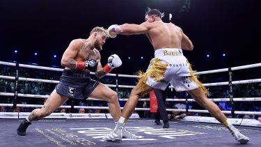 Jake Paul, izquierda, y Tommy Fury, durante la pelea de boxeo en Riad, Arabia Saudita. el lunes 27 de febrero de 2023. Fury conecta de zurda en el rostro de Paul, quien sufrió su primera derrota como boxeador profesional.&nbsp;