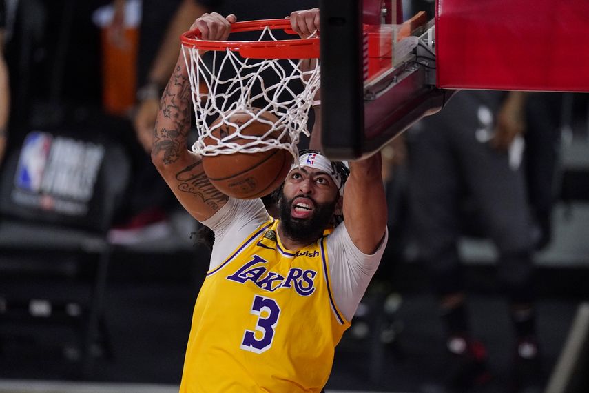 Anthony Davis de los Lakers de Los &Aacute;ngeles clava el bal&oacute;n en el encuentro ante el Heat de Miami el mi&eacute;rcoles 30 de septiembre del 2020 en Lake Buena Vista, Florida