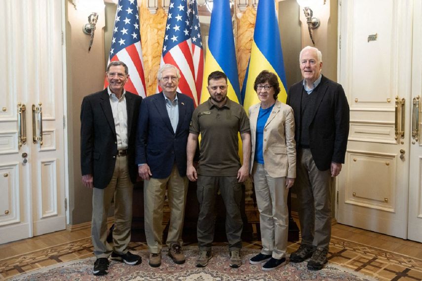 Esta fotografía tomada y publicada por el servicio de prensa presidencial de Ucrania muestra al presidente de Ucrania, Volodymyr Zelensky (centro), posando con el senador John Barrasso (izquierda), el líder de la minoría del Senado, Mitch McConnell (segundo a la izquierda), la senadora estadounidense Susan Collins (segundo a la derecha) y el senador estadounidense. John Cornyn (R) como parte de una delegación de la cámara alta del Congreso de los EE. UU. en una visita diplomática a Kiev el 14 de mayo de 2022.  