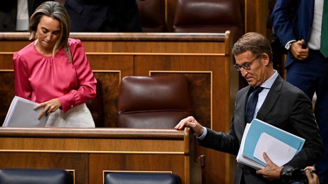 El líder del opositor Partido Popular (PP) y candidato a primer ministro, Alberto Núñez Feijoo, se marcha después de la votación fallida al final de la segunda sesión de un debate parlamentario para votar a favor de un primer ministro en Las Cortes de Madrid.
