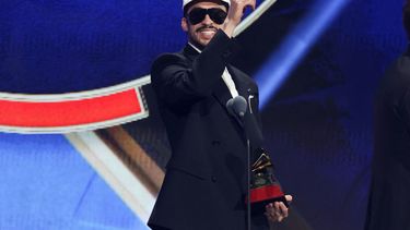 El rapero, cantante y compositor puertorriqueño Bad Bunny recibe el premio a la Mejor Canción Urbana por LA MuDANZA durante la 26.ª edición de los Premios Latin Grammy en el MGM Grand Garden Arena de Las Vegas, Nevada, el 13 de noviembre de 2025. 