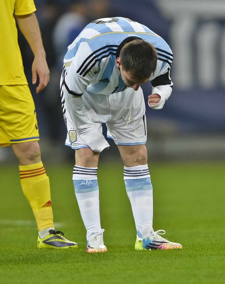 Lionel Messi en el momento que vomitó en el último partido de la labiceleste. (AP)