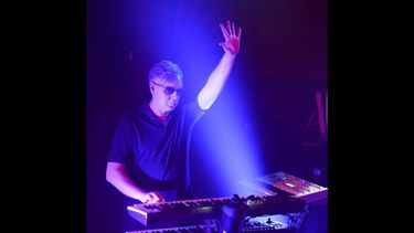 En esta foto de archivo tomada el 26 de abril de 2013, el teclista Andy Fletcher y el grupo de rock británico Depeche Mode se presentan en KROQ en West Hollywood, California.