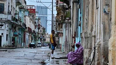 La gente permanece en la calle durante un apagón nacional provocado por una falla en la red eléctrica en La Habana, el 19 de octubre de 2024.