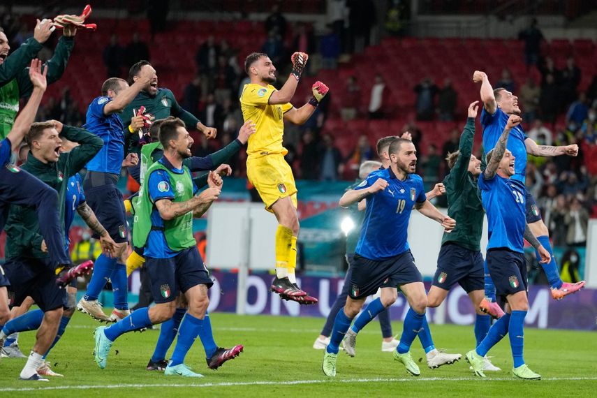 La selección de Italia celebra tras conseguir el boleto a la final de la Eurocopa