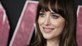 Dakota Johnson llega al estreno de Madame Web, el lunes 12 de febrero de 2024, en el Regency Village Theatre de Los Ángeles.&nbsp;