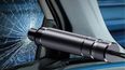 En una situación extrema en donde requiera romper el vidrio de su auto, un martillo de seguridad llevado en la guantera le puede salvar su vida