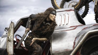 Esta imagen publicada por Warner Bros. Pictures muestra a Anya Taylor-Joy en una escena de Furiosa: A Mad Max Saga.