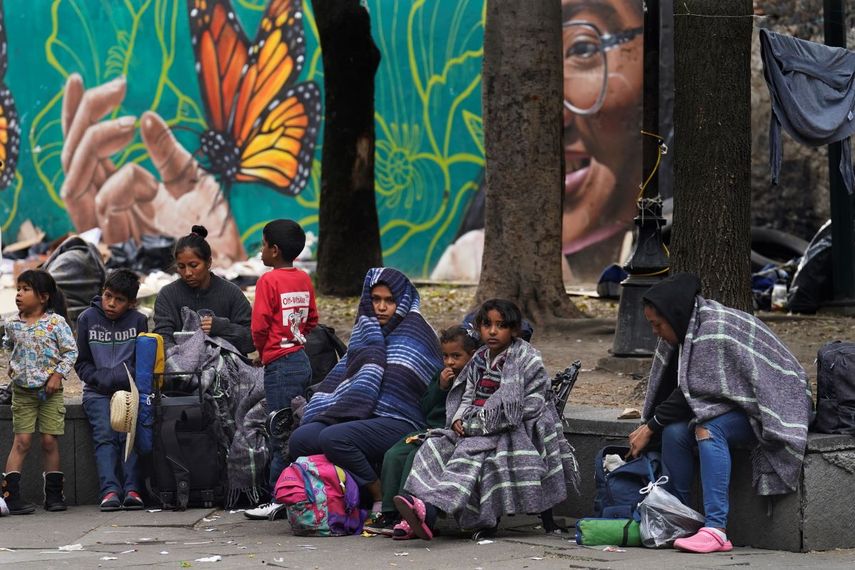 Mgrantes acampan frente a la iglesia de la Santa Cruz y La Soledad, el martes 26 de diciembre de 2023, en la Ciudad de México.&nbsp;