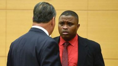 El oficial Wayne Isaacs (de frente) fue declarado no culpable por la muerte del afroamericano Delrawn Small en 4 de julio de 2016.