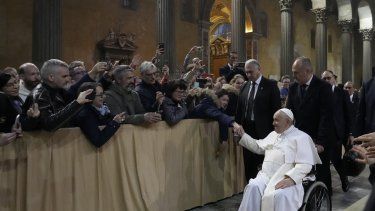 El papa Francisco saluda a fieles tras la misa del Miércoles de Ceniza en la basílica de Santa Sabina, en Roma, el 22 de febrero de 2023.&nbsp;