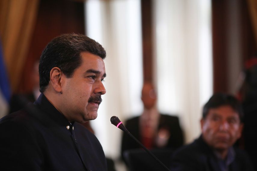 El gobernante venezolano Nicolás Maduro mantuvo la línea de controles que ha hecho decrecer a la economía.