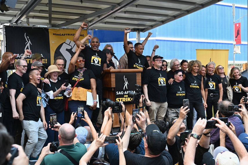 Los miembros de SAG-Aftra posan durante el mitin de huelga Rock The City For A Fair Contract en Times Square el 25 de julio de 2023 en la ciudad de Nueva York.