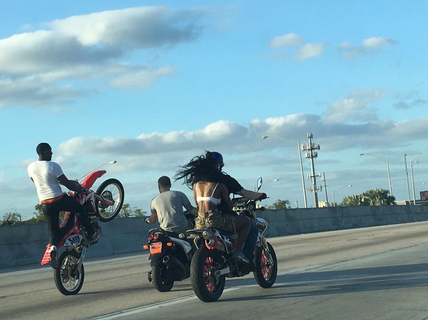 Motociclistas haciendo acrobacias en la I-95 rumbo norte. 