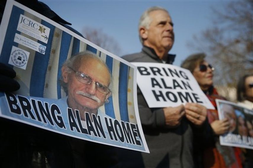 En esta foto del 3 de diciembre de 2013, partidarios de Alan Gross (cuyo rostro se muestra en la pancarta) conmemoran el cuarto aniversario de su arresto en Cuba. (AP)