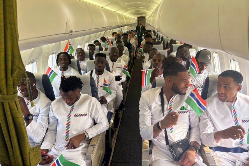 La selección de Gambia a bordo de un avión en Banjul, el miércoles 10 de enero de 2024. El vuelo tuvo que hacer un aterrizaje de emergencia tras una súbita pérdida de oxígeno.
