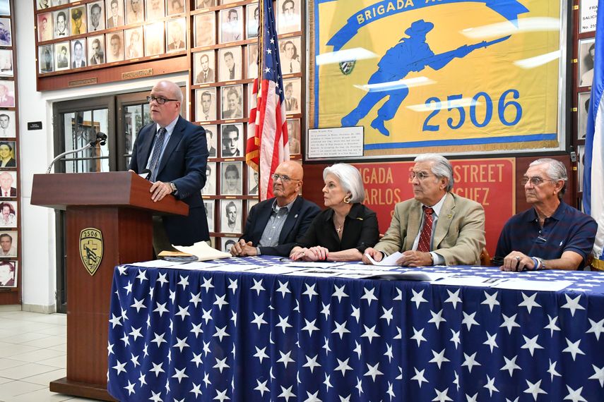 Aspecto de la rueda de prensa realizada este jueves para dar a conocer un pronunciamiento en relación al nombramiento de un director interino en el Instituto de Estudios Cubanos y Cubanoamericanos (ICCA). En el uso de la palabra Orlando Gutiérrez-Boronat, presidente del Directorio Democrático Cubano.&nbsp;