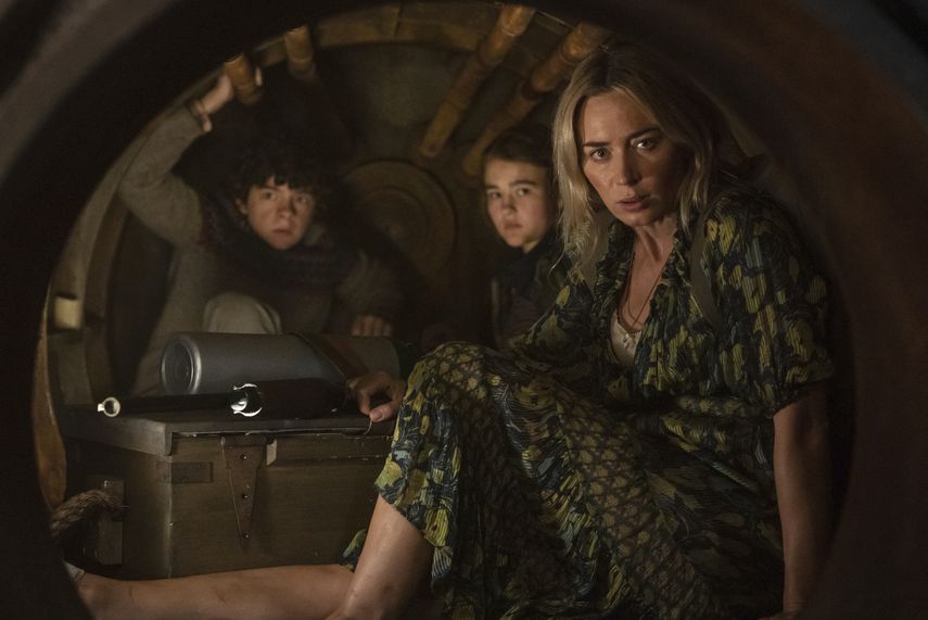 En esta imagen difundida por Paramount Pictures, de izquierda a derecha, Noah Jupe, Millicent Simmonds y Emily Blunt en una escena de A Quiet Place Part II.