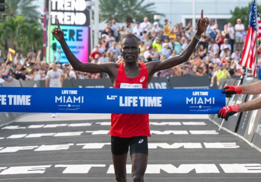 Paul Eyanae de Kenia fue el ganador del Life Time Marathon realizado en Miami