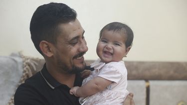 Khalil al-Sawadi juega con su hija adoptiva Afraa en Jinderis, Siria, el sábado 5 de agosto de 2023.&nbsp;