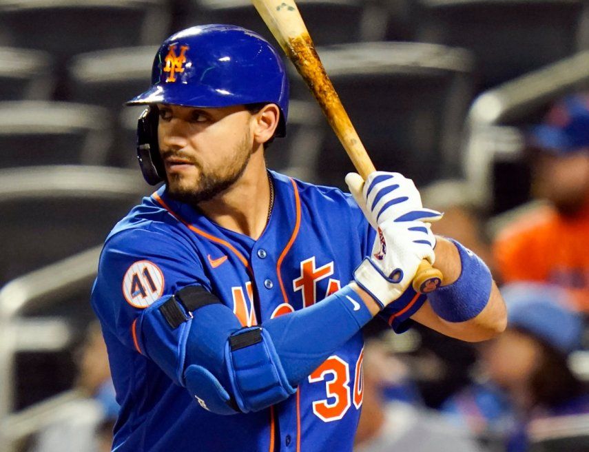 Michael Conforto, con los Mets de Nueva York, batea en la primera entrada del encuentro ante los Marlins de Miami el 30 de septiembre de 2021.