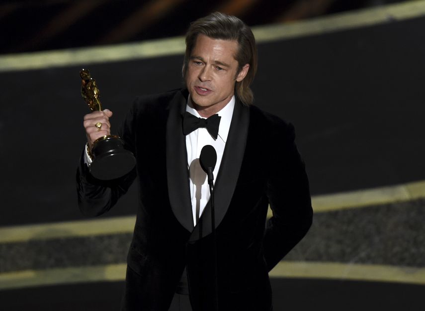 Brad Pitt recibe el premio a mejor actor de reparto por Once Upon a Time in Hollywood en los Oscar el domingo nueve de febrero de 2020 en el Teatro Dolby, en Los Angeles.