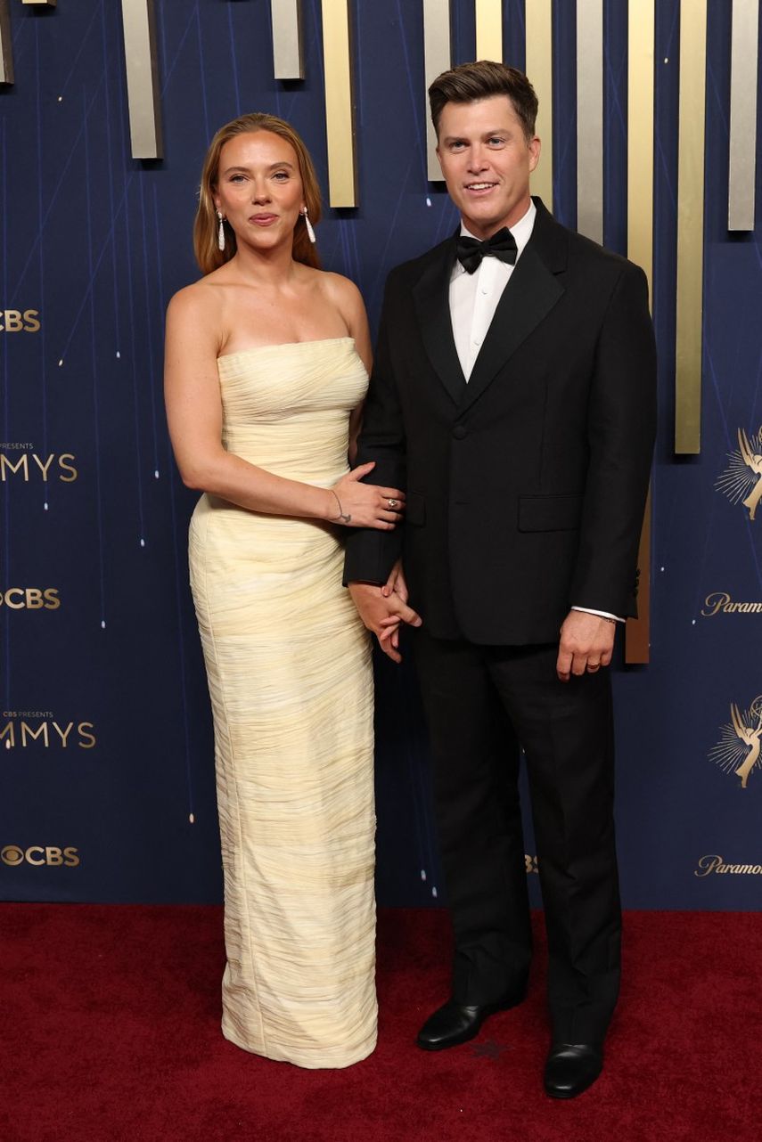 La actriz estadounidense Scarlett Johansson (izq.) y su esposo, el comediante estadounidense Colin Jost, llegan a la 77.ª edición de los Premios Primetime Emmy en el Peacock Theatre de LA Live en Los Ángeles el 14 de septiembre de 2025