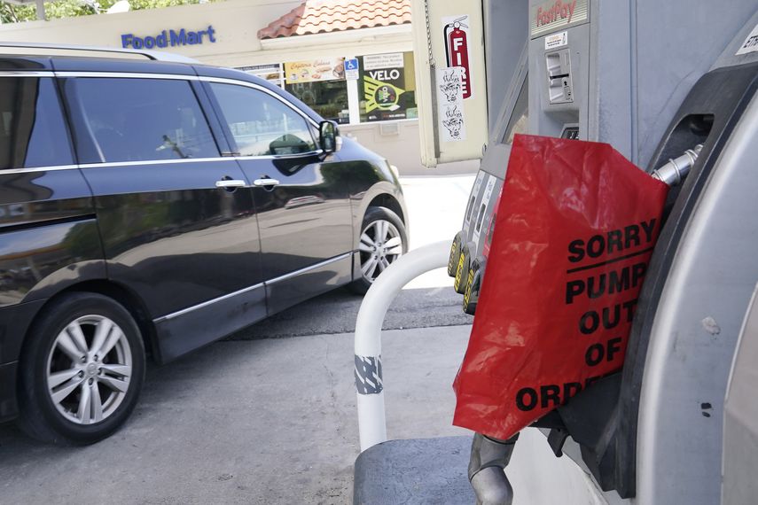Un cliente sale de una estación de Chevron que quedó sin gasolina, el miércoles 12 de mayo de 2021, en Miami.&nbsp; &nbsp;