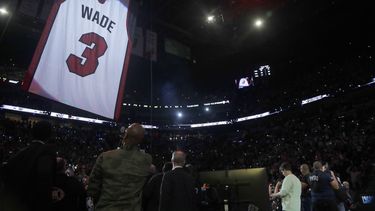La camiseta del ex jugador del Heat de Miamia Dwyane Wade es elevada durante el descanso del partido entre el Heat y los Cavaliers de Cleveland, el s&aacute;bado 22 de febrero de 2020.&nbsp;