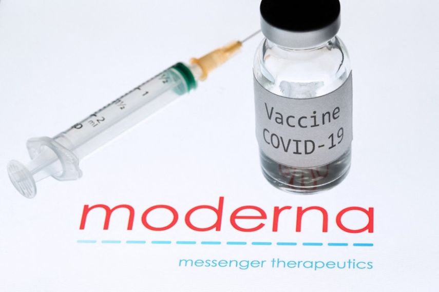 Esta foto de archivo tomada el 18 de noviembre de 2020 muestra una jeringa y un frasco que dicen Vaccine COVID-19 junto al logotipo de la empresa de biotecnología Moderna.&nbsp;