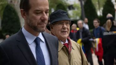 El ex embajador, Raúl Morodo (1d) y su hijo, Alejo Morodo(1i), a su llegada a la sede de la Audiencia Nacional el 14 de octubre de 2024, en Madrid (España)