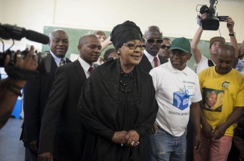 Winnie Madikizela-Mandela (c) en una imagen de archivo cuando se disponía a votar en un colegio electoral en Soweto, Sudáfrica.