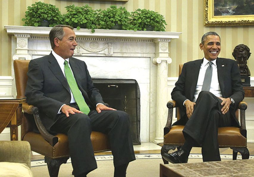 El presidente estadounidense, Barack Obama (derecha), se reúne con el presidente de la Cámara de Representantes, John Boehner (izquierda), en el Despacho Oval en la Casa Blanca en Washington DC, Estados Unidos. EFE/Alex Wong