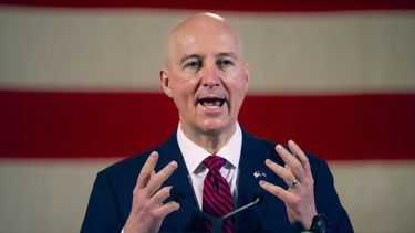 En esta fotografía del 26 de febrero de 2021, el gobernador de Nebraska, Pete Ricketts, habla durante una conferencia de prensa en Lincoln, Nebraska.