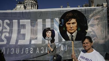 Simpatizantes del presidente entrante de Argentina, Javier Milei, se reúnen frente al Congreso antes de su ceremonia de juramentación en Buenos Aires, Argentina, el domingo 10 de diciembre de 2023.&nbsp;