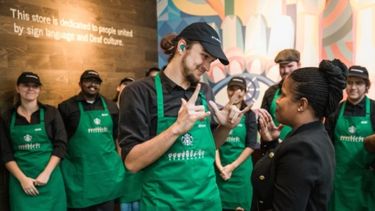 Los 25 integrantes de la plantilla del nuevo Starbucks&nbsp;saben reconocer en escasos segundos si el interlocutor controla o no el lenguaje de signos.