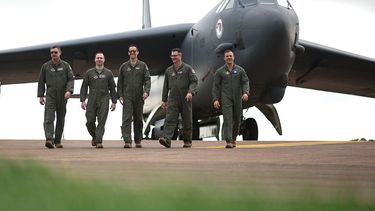 Pilotos de la fuerza aérea de Estados Unidos y detrás un bombardero B 52 fabricado por Boeing.