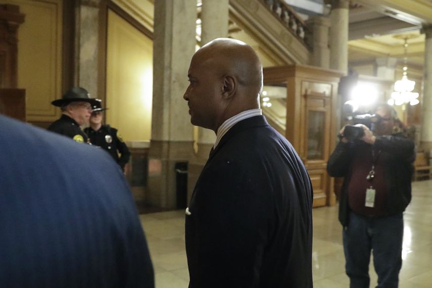 El fiscal general de Indiana, Curtis Hill, llegando al tribunal para una audiencia el 21 de octubre del 2019 en Indian&aacute;polis.&nbsp;