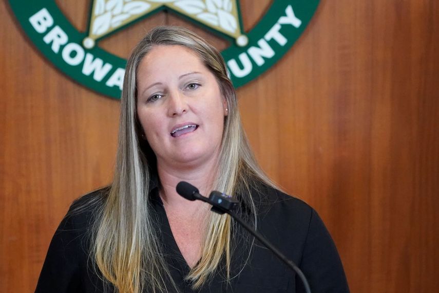 La sargento Kami Floyd, de la Unidad de Casos Archivados de la policía de condado Broward, Florida, habla en conferencia de prensa el 7 de junio del 2022, en Fort Lauderdale.&nbsp;