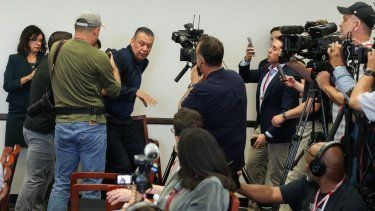 El senador Alex Padilla, demócrata de California, es expulsado de la sala tras interrumpir una conferencia de prensa con la secretaria de Seguridad Nacional, Kristi Noem, en el edificio federal Wilshire en Los Ángeles el 12 de junio de 2025.