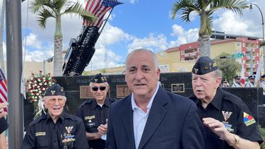 El alcalde Esteban Bovo junto a algunos veteranos de la ciudad.&nbsp;